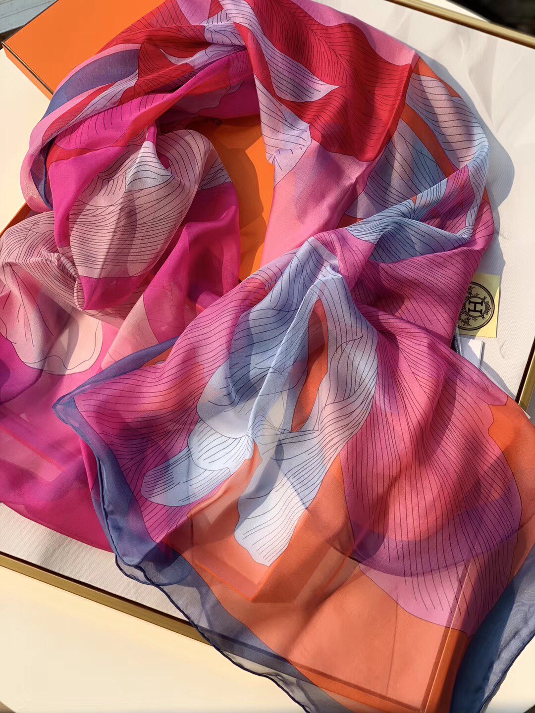 H《绦带四色》 由四个色组成的方巾 140*140cm 100%雪纺真丝